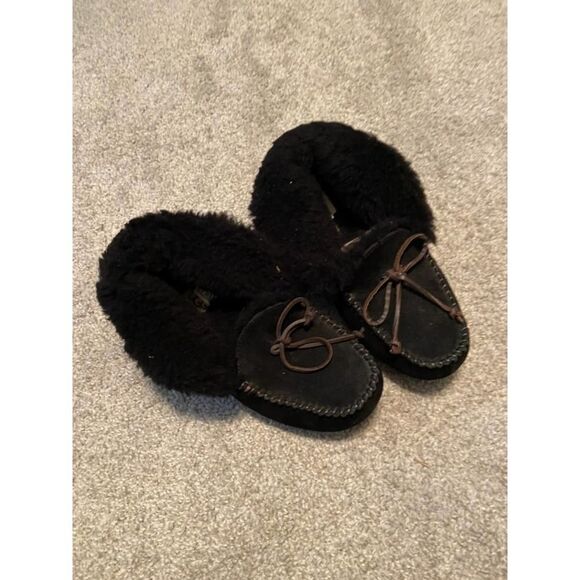 Ugg slippers size‎ 5 black moccasins - Picture 1 of 8